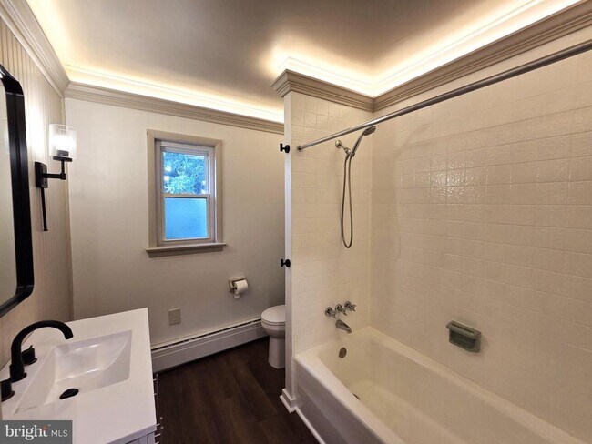 Photo - 735 W Broad St