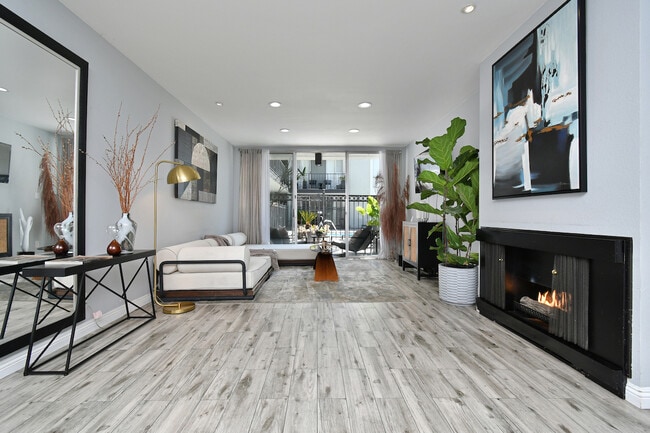 Building Photo - 1351 N Crescent Heights Blvd Unit 114