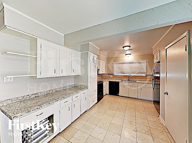 Photo - 13818 Lynnwood Ln