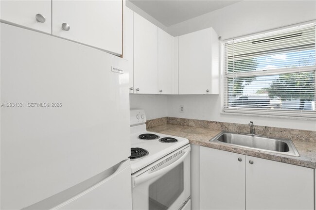 Photo - 856 SW 10th St Unit 1
