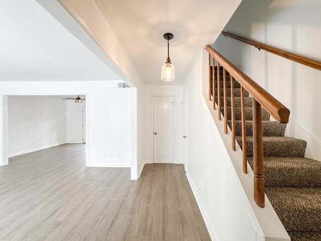 Photo - 1219 Saxony Ln
