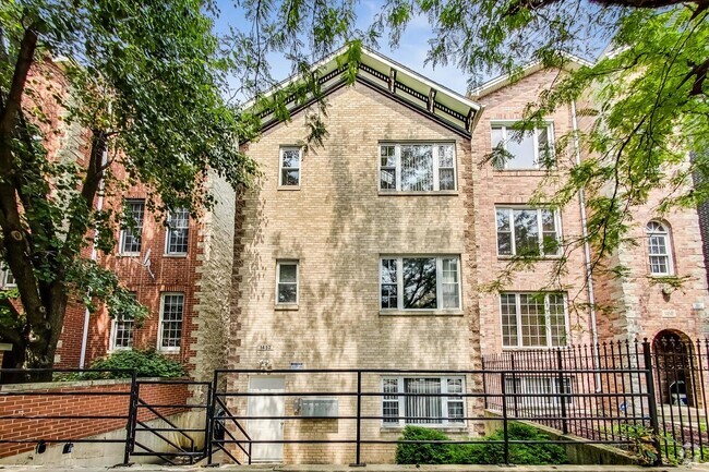 Building Photo - 1452 W Cortez St Unit 3F Rental
