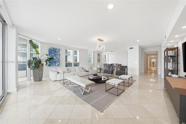 5801 Collins Ave Unit 700