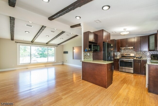 Photo - 19 Southwynde Dr