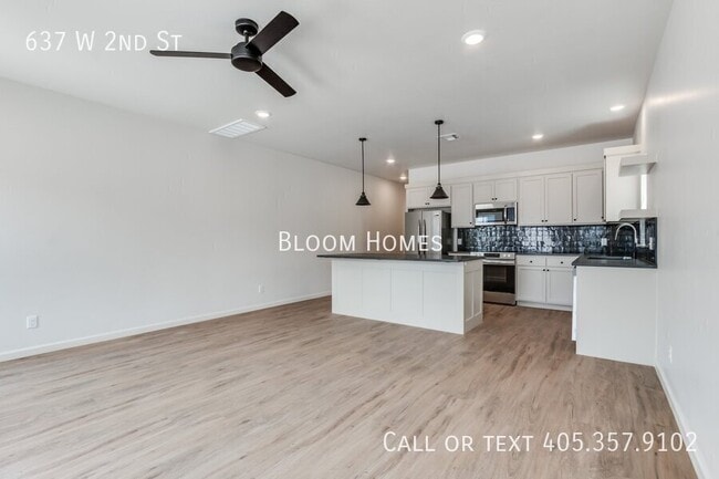 Photo - 637 W 2nd St