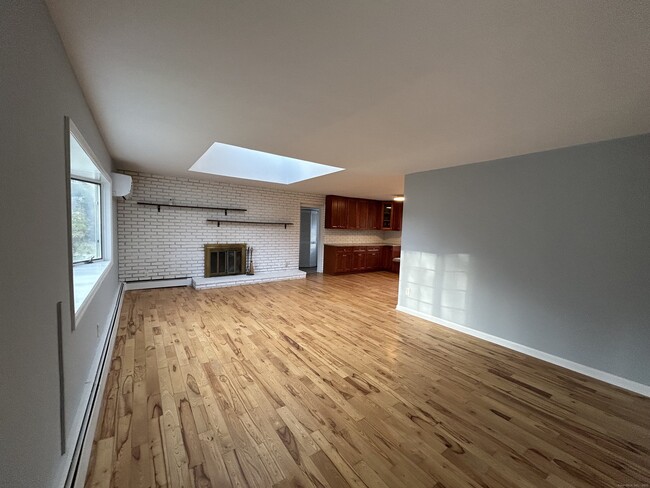 Photo - 185 Branchville Rd