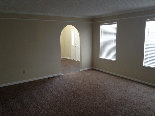 Photo - 139 Knights Bridge Dr E