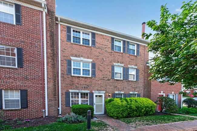 Building Photo - 1625 S Barton St