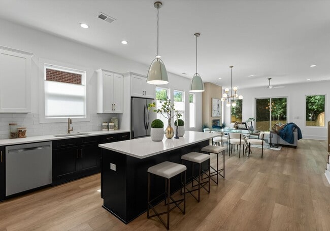 Photo - 2010 St John St