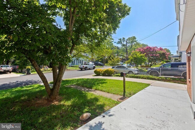 Photo - 4816 Woodlawn Dr