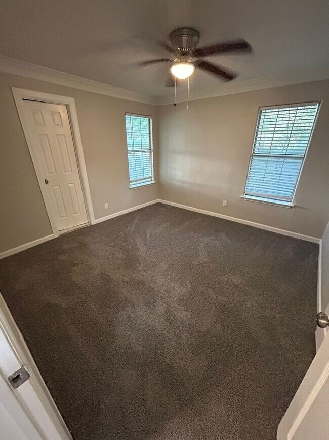 Photo - 4915 Heyworth Ave