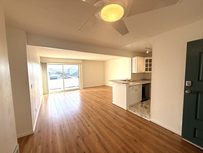 Building Photo - ONE BEDROOM ONE BATH UPDATED UPPER UNIT CONDO IN LARKSPUR ISLE