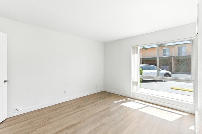 1BR, 1BA - 790SF - Bedroom