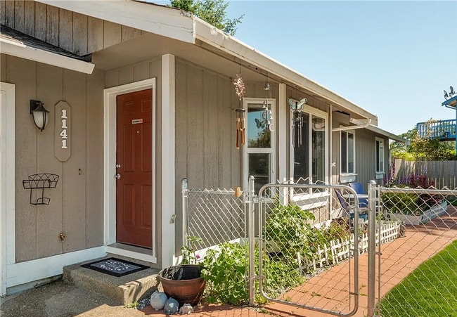 Photo - 1141 Pinedrop Loop SE