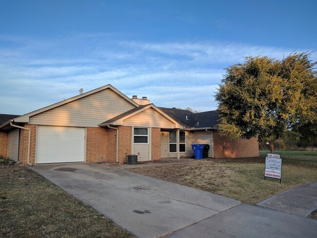 Building Photo - 211-213 Skylark Ct Unit 211 Skylark