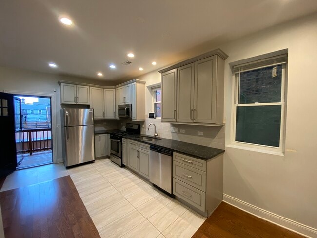 Photo - 1111 N Ashland Ave Unidad 2R