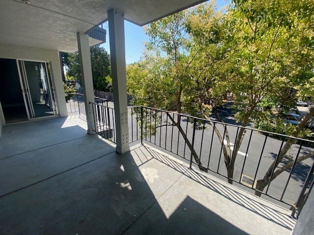 spacious 2x1 huge deck with view