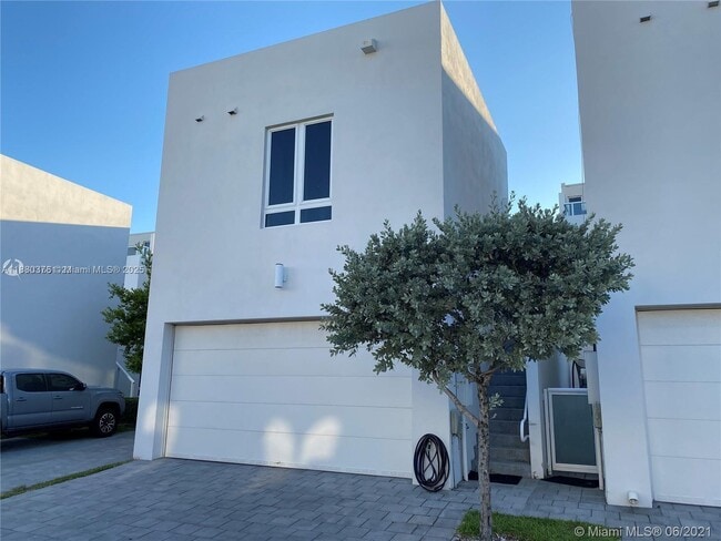 Photo - 10458 NW 67th St Unidad Studio