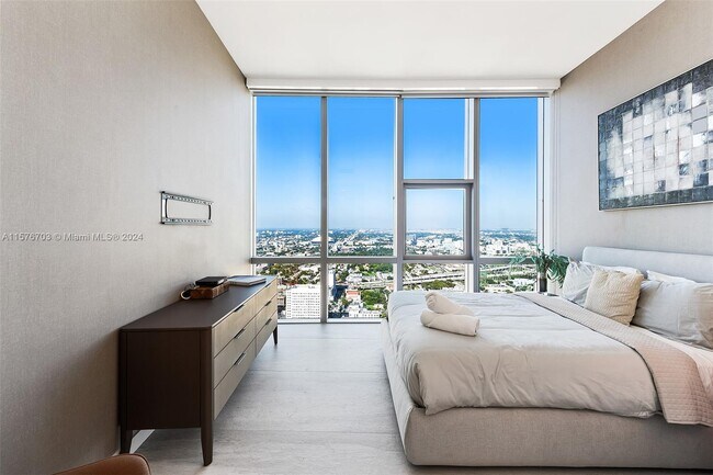 Photo - 851 NE 1st Ave Unidad PH 5112