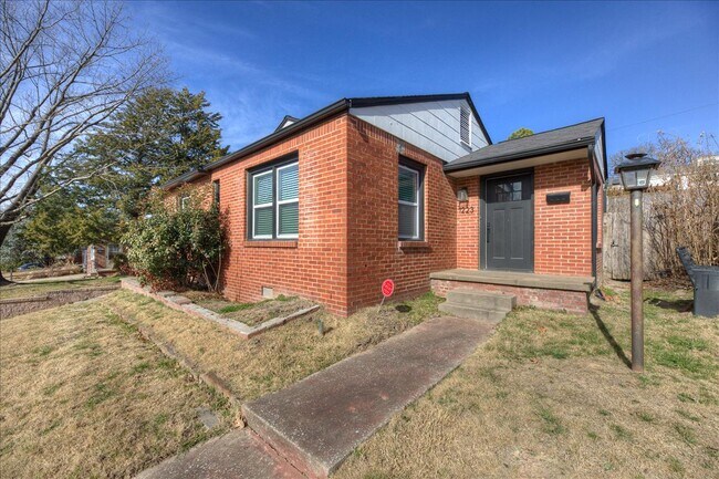 Photo - 1223 E 31st St