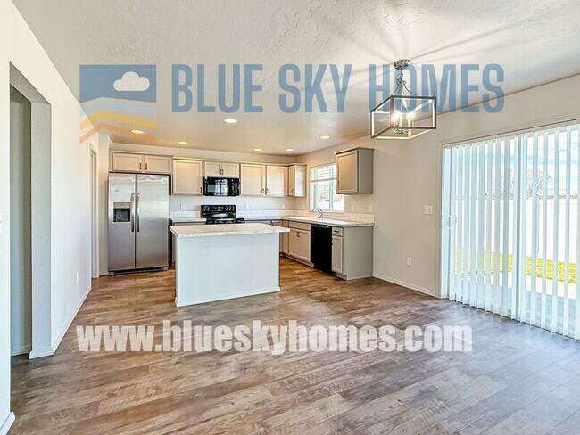 Photo - 853 Harpy Ave