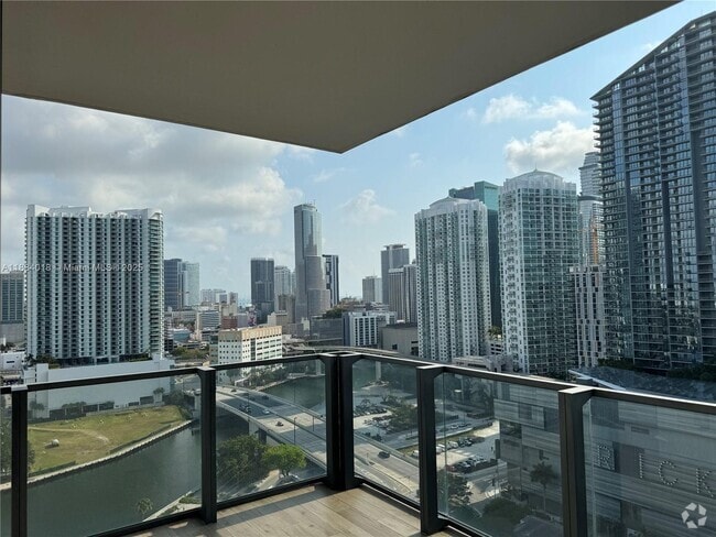 Building Photo - 88 SW 7th St Unit 1711 Rental