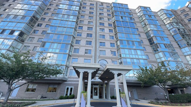Building Photo - Sun-filled 2 Bed 2 Bath Condo With Sunroom...