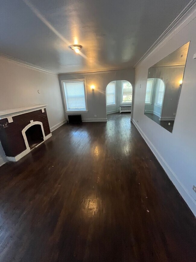 Building Photo - 7346 S Phillips Ave Unit 7346 S Phillips Ave - 3