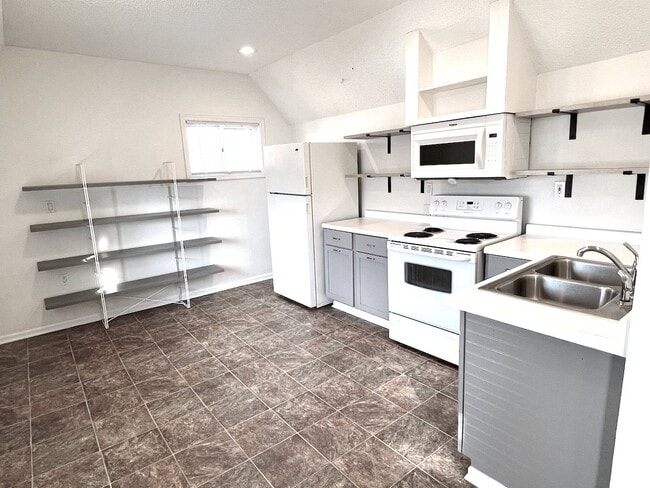 Photo - 43 Lyton Pl W Unit # 2