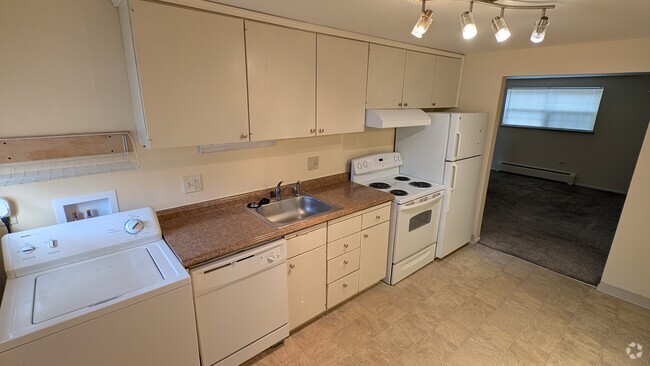 Building Photo - 2366 S Linden Ct Unit #B Rental