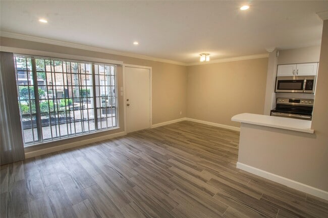 Building Photo - 2121 Fountain View Dr Unit 25