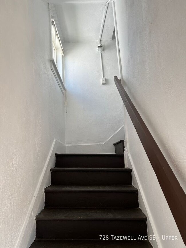 728 Tazewell Ave SE Unit Upper