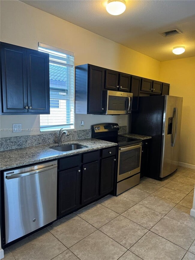 Building Photo - 9401 SW 171st Ave Unit studio Rental