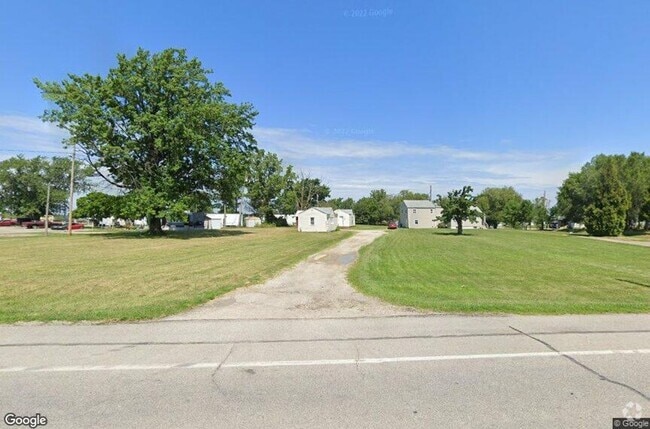 Building Photo - Studio Cottage For Rent ON W Erie - Huge Y... Rental