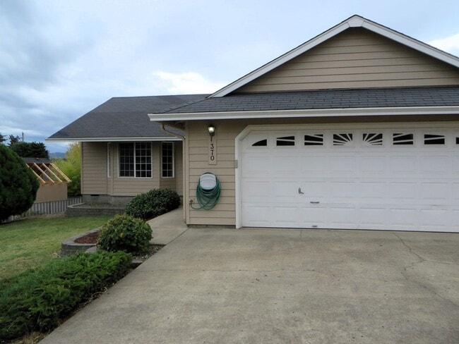 Building Photo - Nice 3 Bedroom Home in Green!