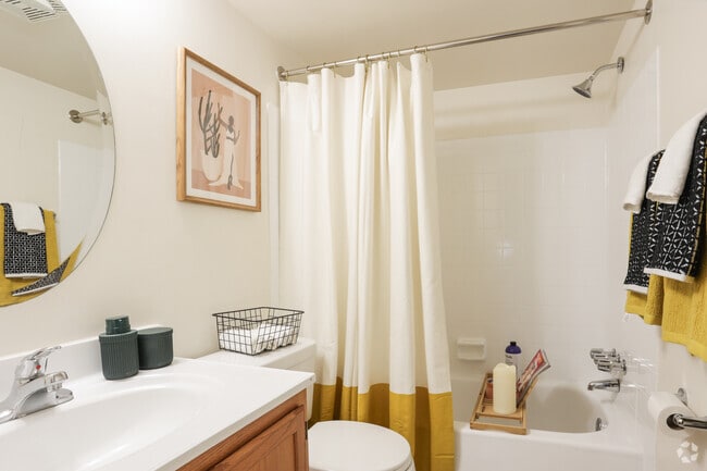 2BR, 2BA - 1,050SF
