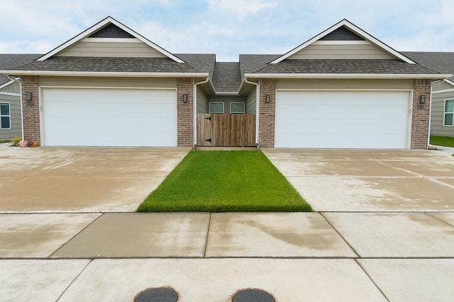 Building Photo - 12129/31 Cora Unit 12129 Cora