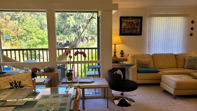 Fully furnished unit - 72 Surrey Ln Unit 72 Surrey Lane