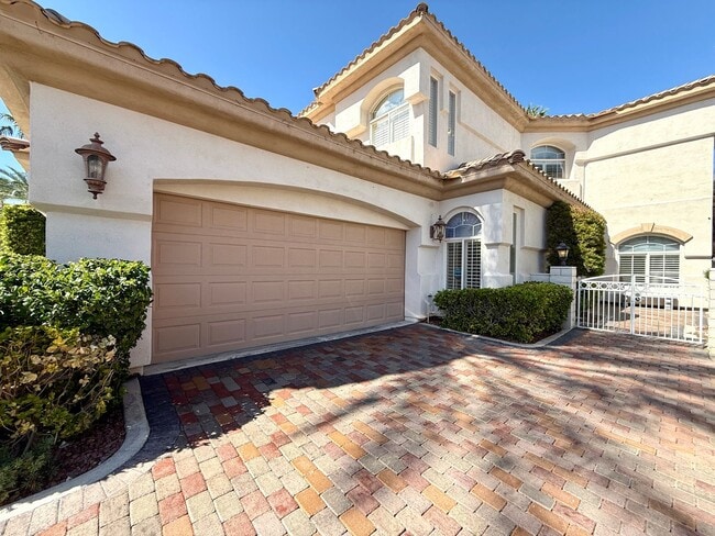 Photo - Grand 3 bedroom home with lake and golf co...