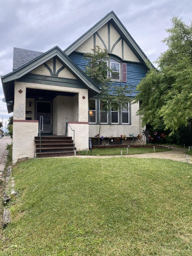Building Photo - 1818 E Kenwood Blvd