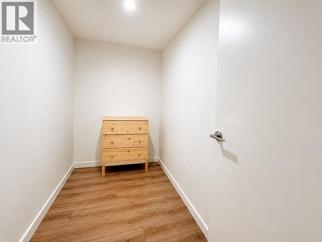 Photo - 6633-6633 Buswell St