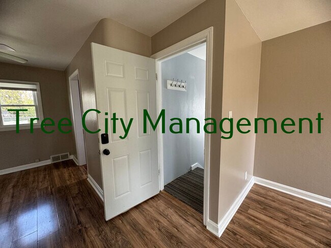 Entry door and hallway - 326 W Oakdale Dr