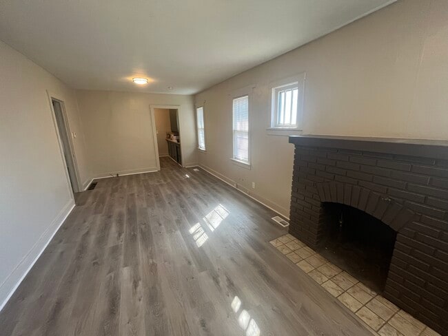 Photo - 615 W 7th Ave