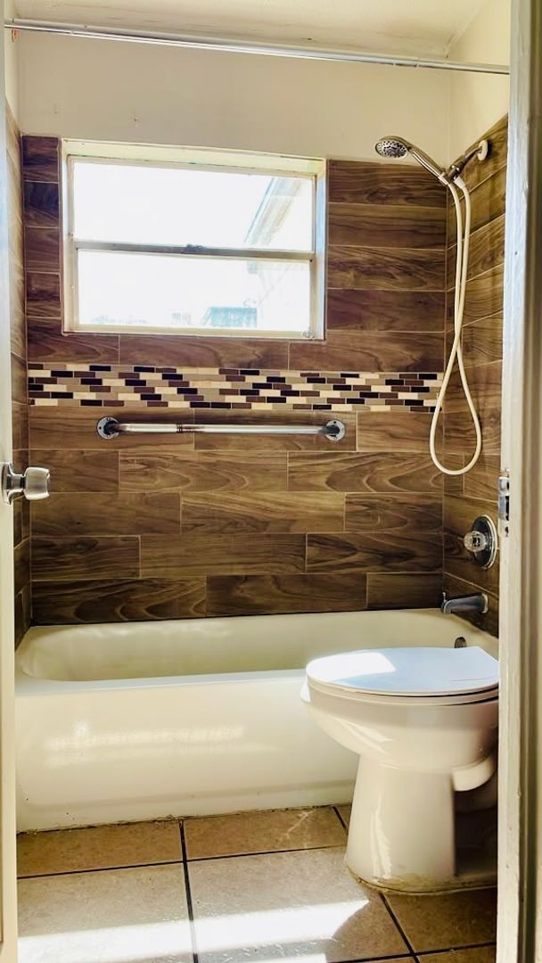 Photo - 2040 Long St
