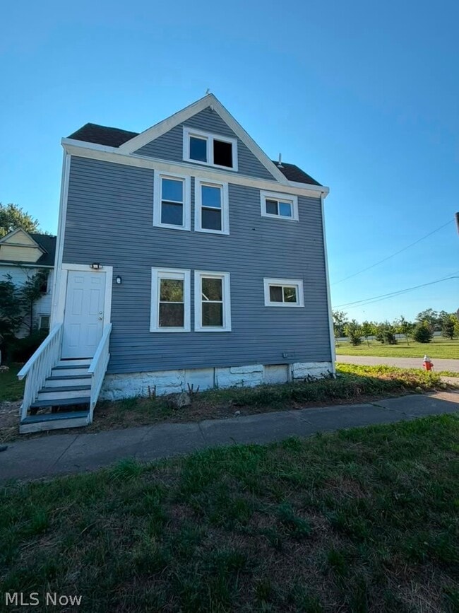 Building Photo - 6010 Bower Ave Unit 1