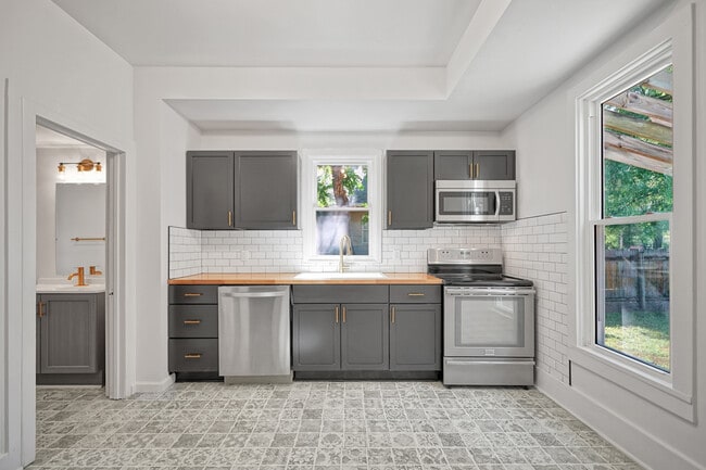 Photo - 446 E St