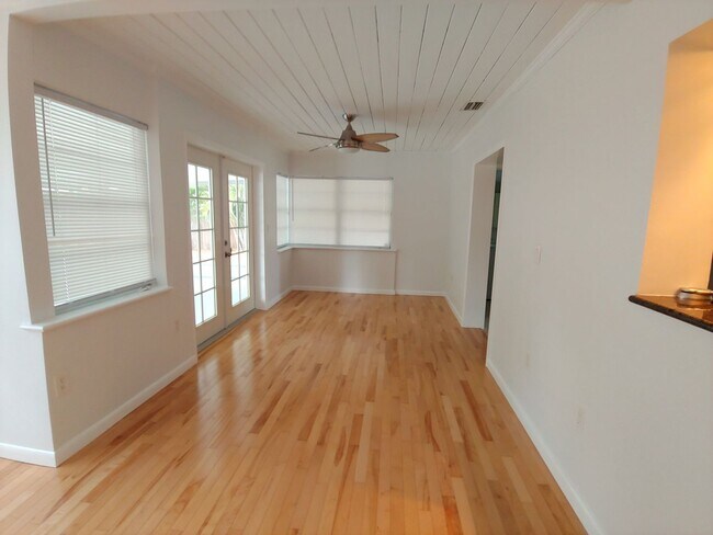 Photo - Stunning Pool Home in Sapphire Shores – West of the Trail Near the Ringling Museum