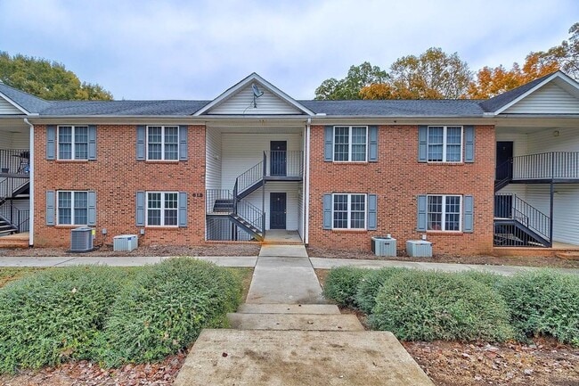 Photo - 4 bed/4 bath Off-Campus Apartments