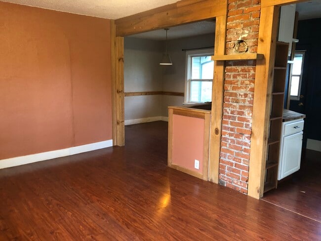 Photo - 535 SE Side St