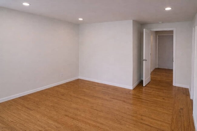 Photo - Vanguard Apartments